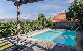 Pequena Casa rústica com piscina